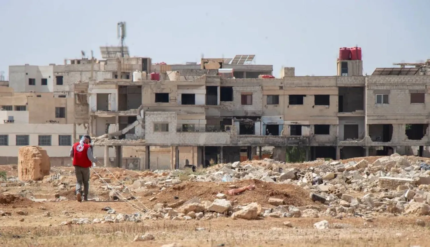 يساعد الصليب الأحمر الدولي الجهات المحلية في التخلص من قذائف غير منفجرة في ريف إدلب (موقع رسمي)