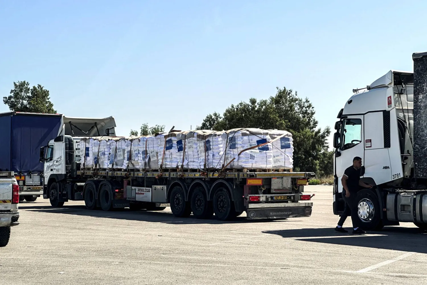 شاحنات المساعدات عند مَعبر كرم أبو سالم بين إسرائيل وقطاع غزة (رويترز)