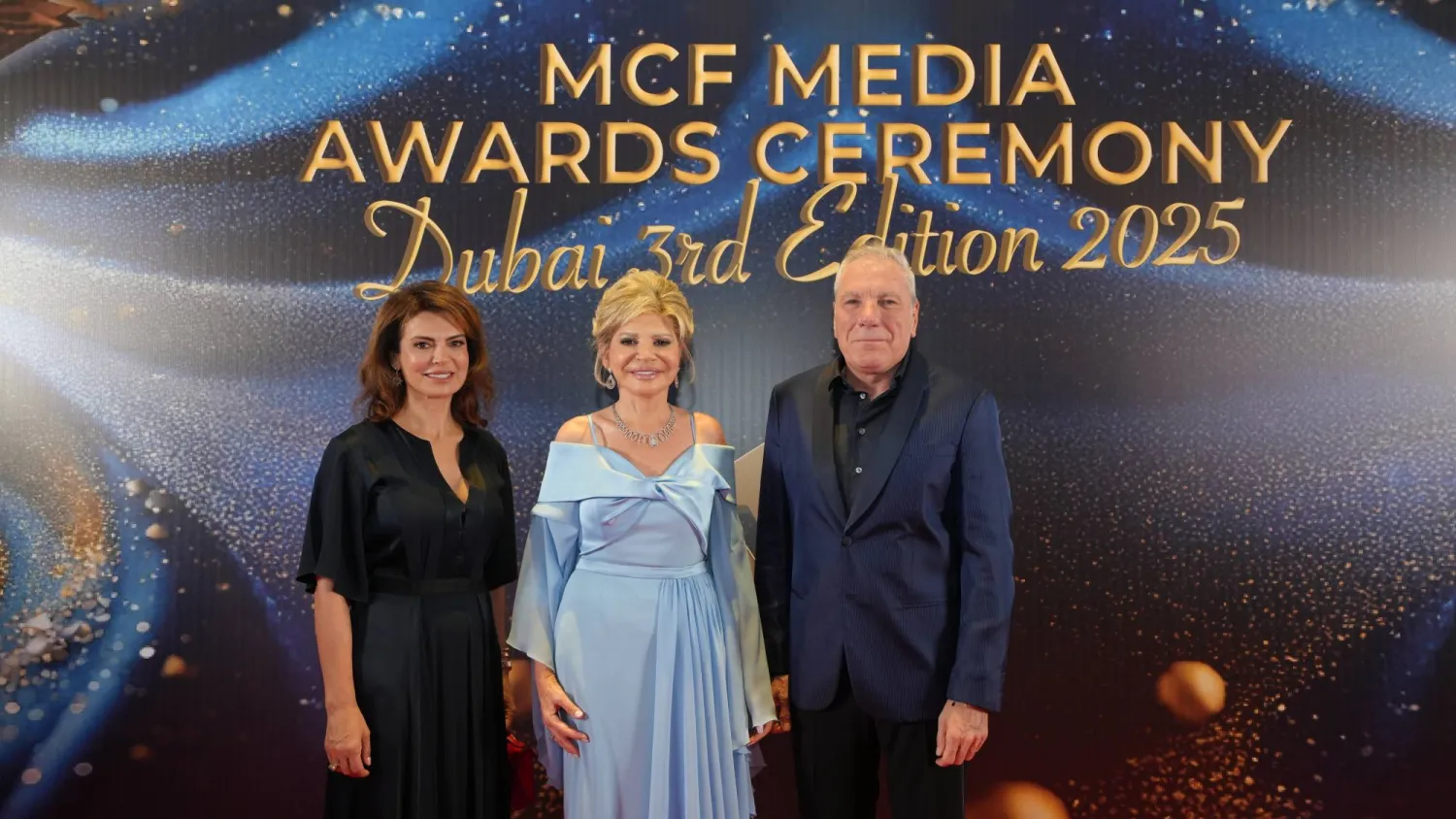 الإعلامي علي جابر وزوجته تمارا تتوسطهما الوزيرة السابقة مي شدياق مؤسسة ومديرة «MCF» 
