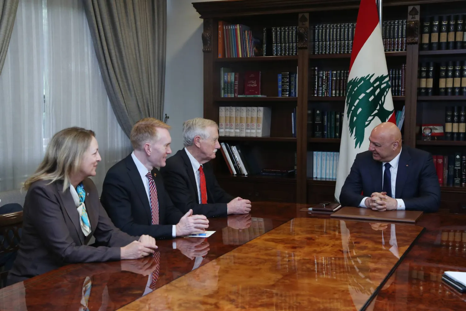 الرئيس اللبناني جوزيف عون مستقبلاً وفداً من الكونغرس الأميركي في قصر بعبدا (الرئاسة اللبنانية)