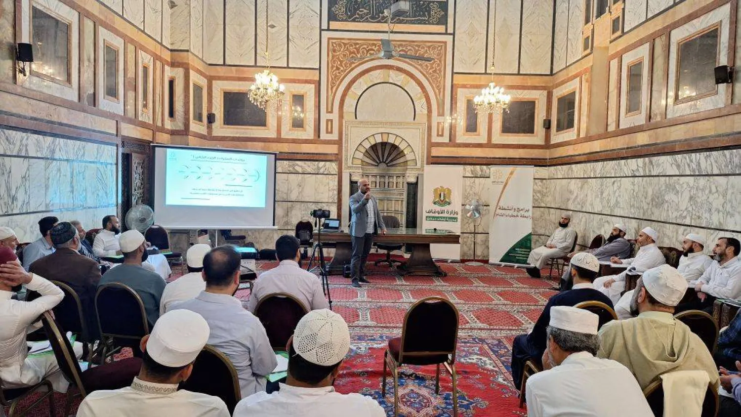 أحد المدربين في برنامج رابطة خطباء الشَّام ضمن دبلومها المتخصص في «صناعة الخطيب» بالشراكة مع مديرية أوقاف دمشق ما بين 11 و15 مايو (حساب الرابطة)