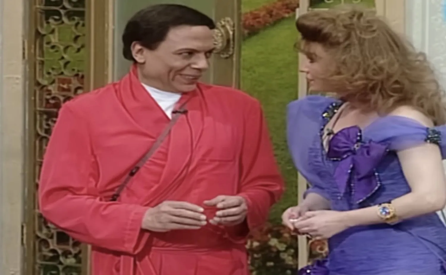 عادل إمام ومشيرة إسماعيل في مشهد من مسرحية «الواد سيد الشغال» (يوتيوب)