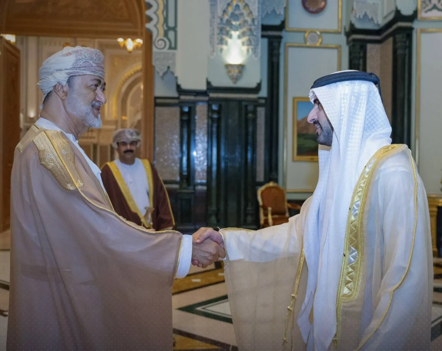 السلطان هيثم بن طارق والشيخ حمدان بن محمد خلال اللقاء في مسقط الاثنين (وام)