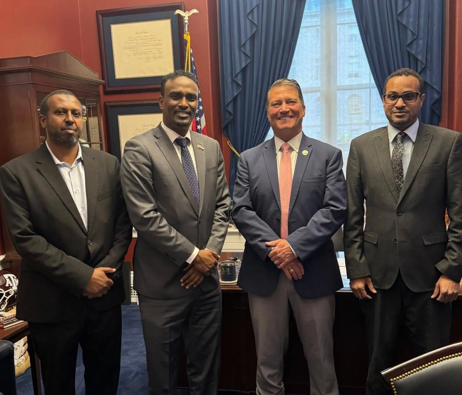 وزير خارجية إقليم أرض الصومال خلال لقائه النائب الجمهوري روني جاكسون (صفحة الوزير على إكس)