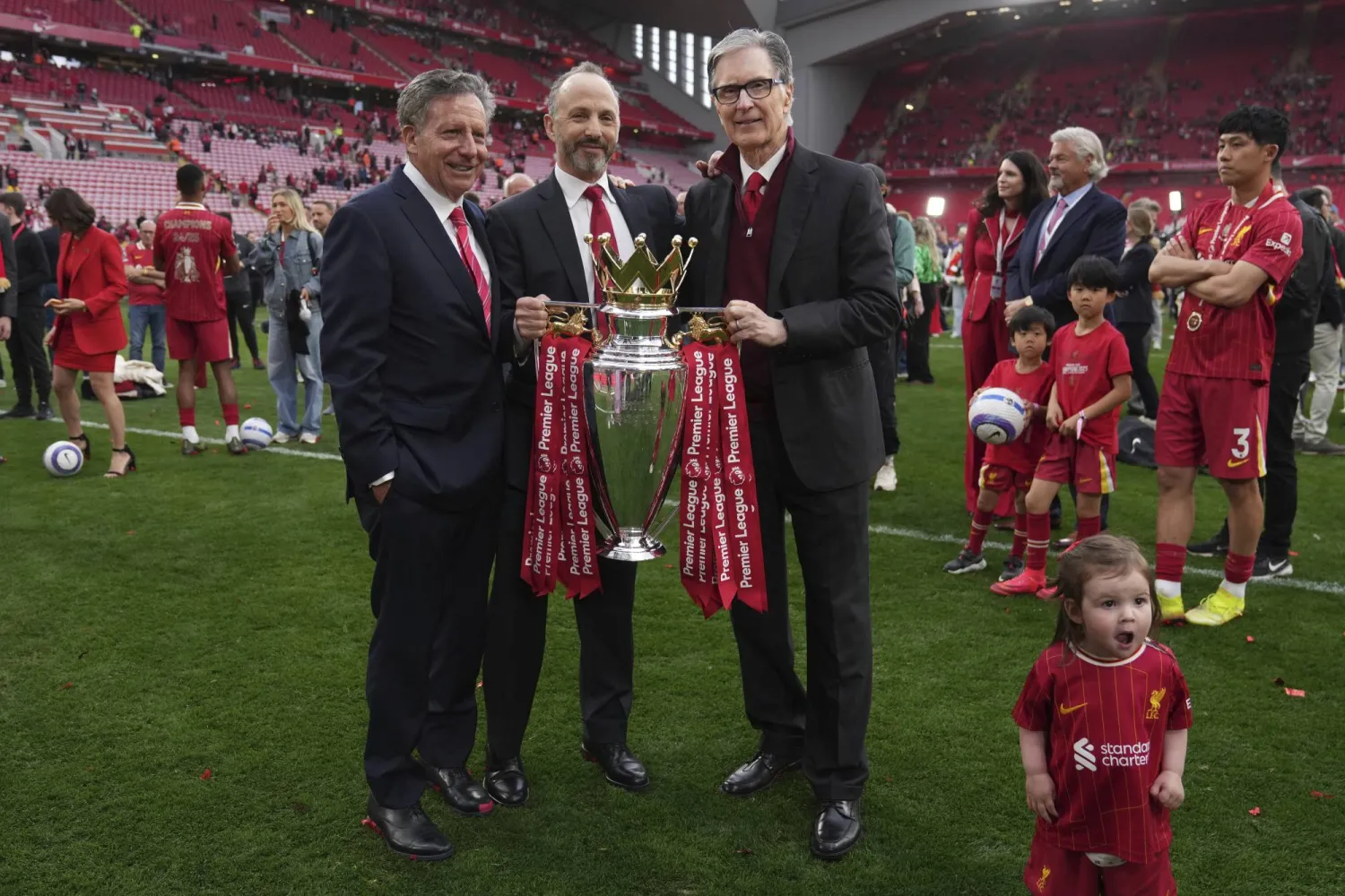 توم فيرنر (يسار) رئيس نادي ليفربول يحتفل بكأس الدوري الإنجليزي (أ.ب) 