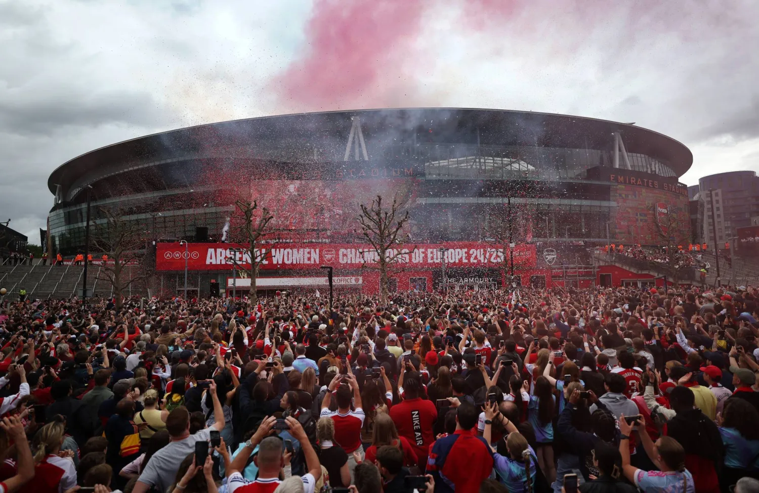 احتفالات ضخمة من جماهير آرسنال بلقب دوري أبطال أوروبا للسيدات (إ.ب.أ) 