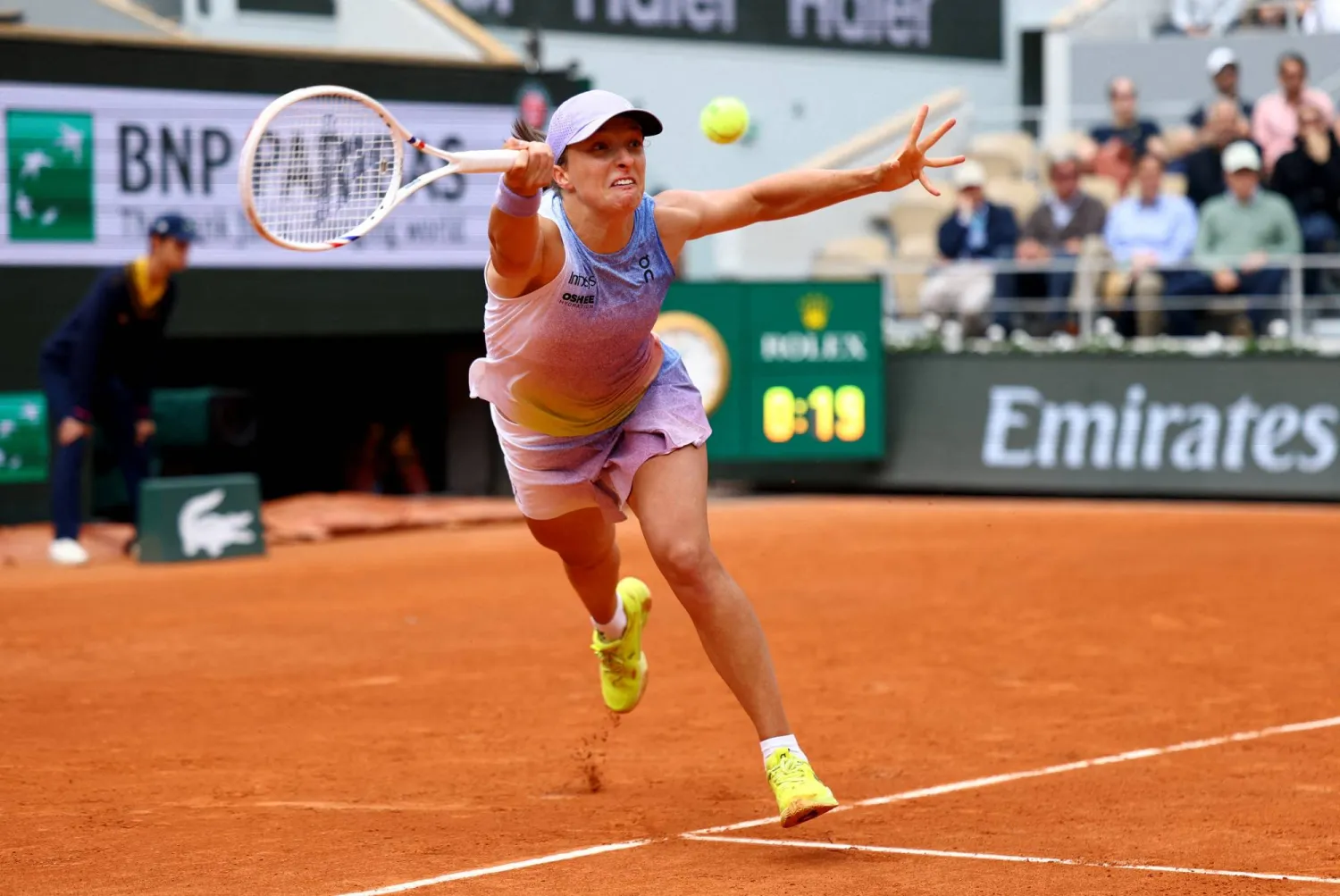 البولندية إيغا شفيونتيك تتألق في «رولان غاروس» (رويترز)