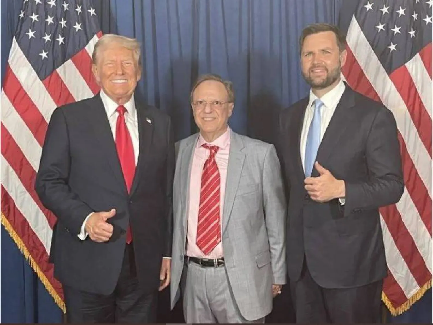 بشارة بحبح يتوسط الرئيس الأميركي دونالد ترمب ونائبه جي دي فانس (حساب بحبح على موقع «إكس»)
