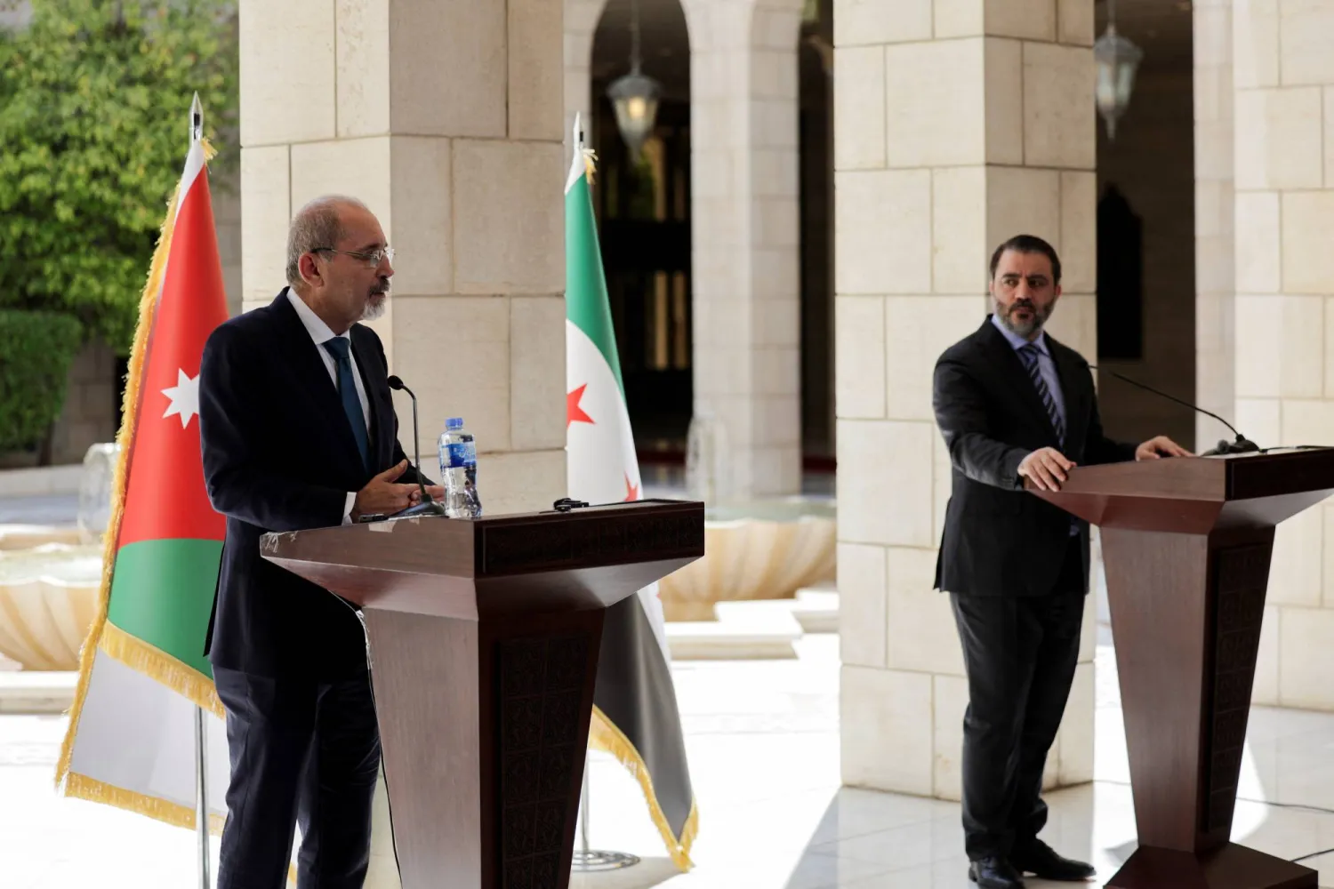 وزير الخارجية السوري أسعد حسن الشيباني يعقد مؤتمراً صحافياً مع نظيره الأردني أيمن الصفدي في دمشق يوم 20 مايو (رويترز)
