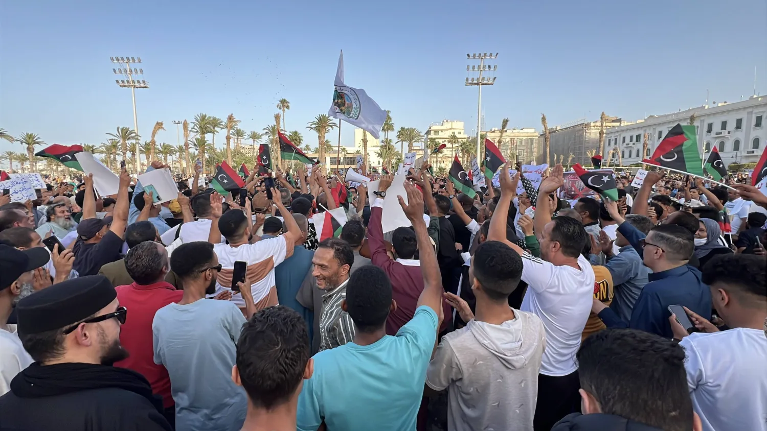 ليبيون يتظاهرون للمطالبة باستقالة «حكومة الوحدة الوطنية» في طرابلس بليبيا 23 مايو 2025 (إ.ب.أ)