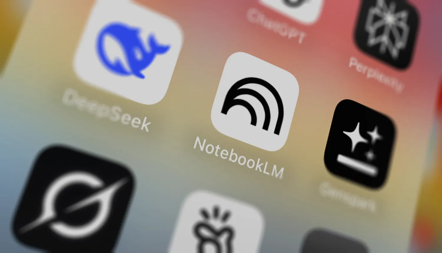 تطبيق «NotebookLM» متاح مجاناً الآن على «iOS» و«أندرويد» عبر متجري «أبل» و«غوغل» للاستفادة من قدرات الذكاء الاصطناعي المتقدمة (غوغل)
