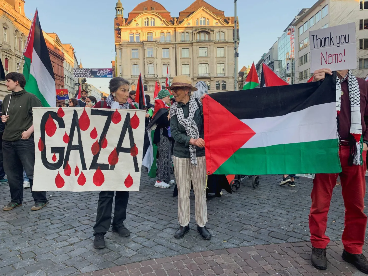 متظاهرون في سويسرا يطالبون باستبعاد إسرائيل من مسابقة الأغنية الأوروبية (رويترز)