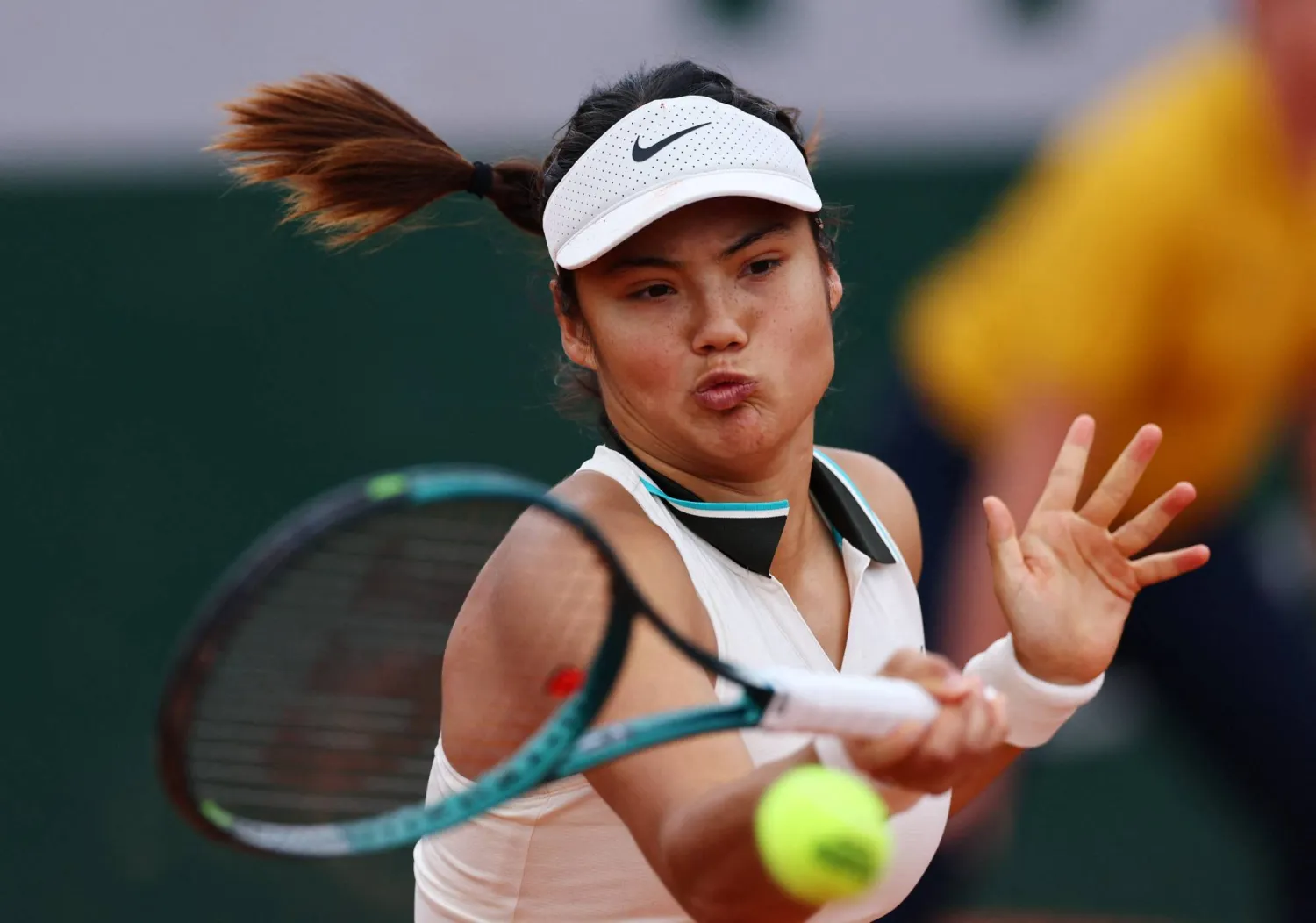 إيما رادوكانو تتألق في باريس (رويترز)