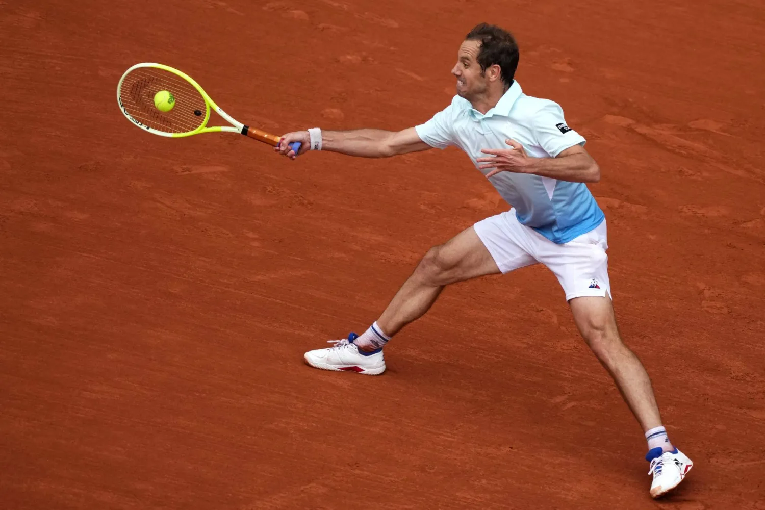 المخضرم ريشار غاسكيه يتقدم في «رولان غاروس» (أ.ف.ب)