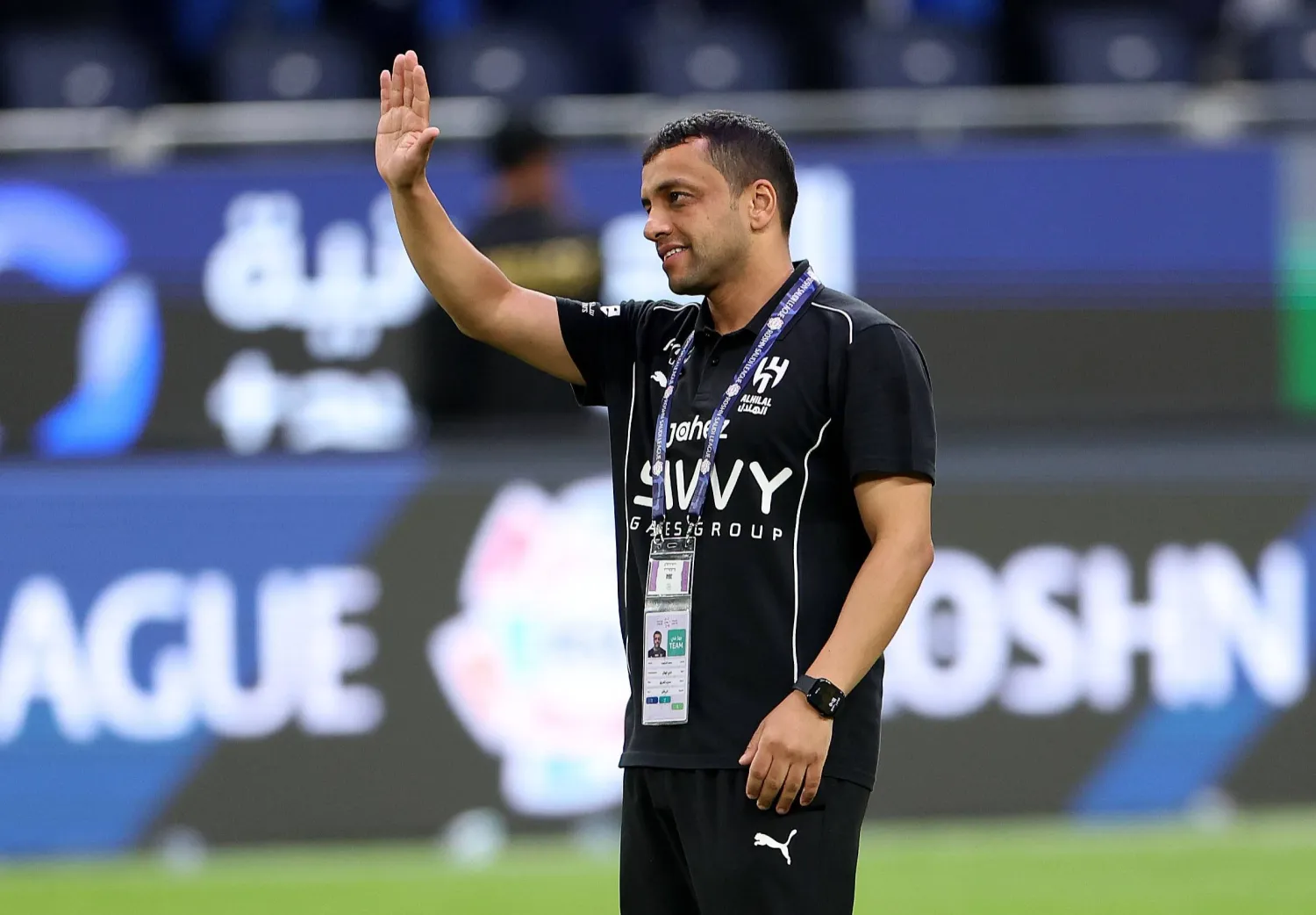 الشلهوب يوجه التحية لأنصار النادي بعد المباراة (تصوير: مشعل القدير) 