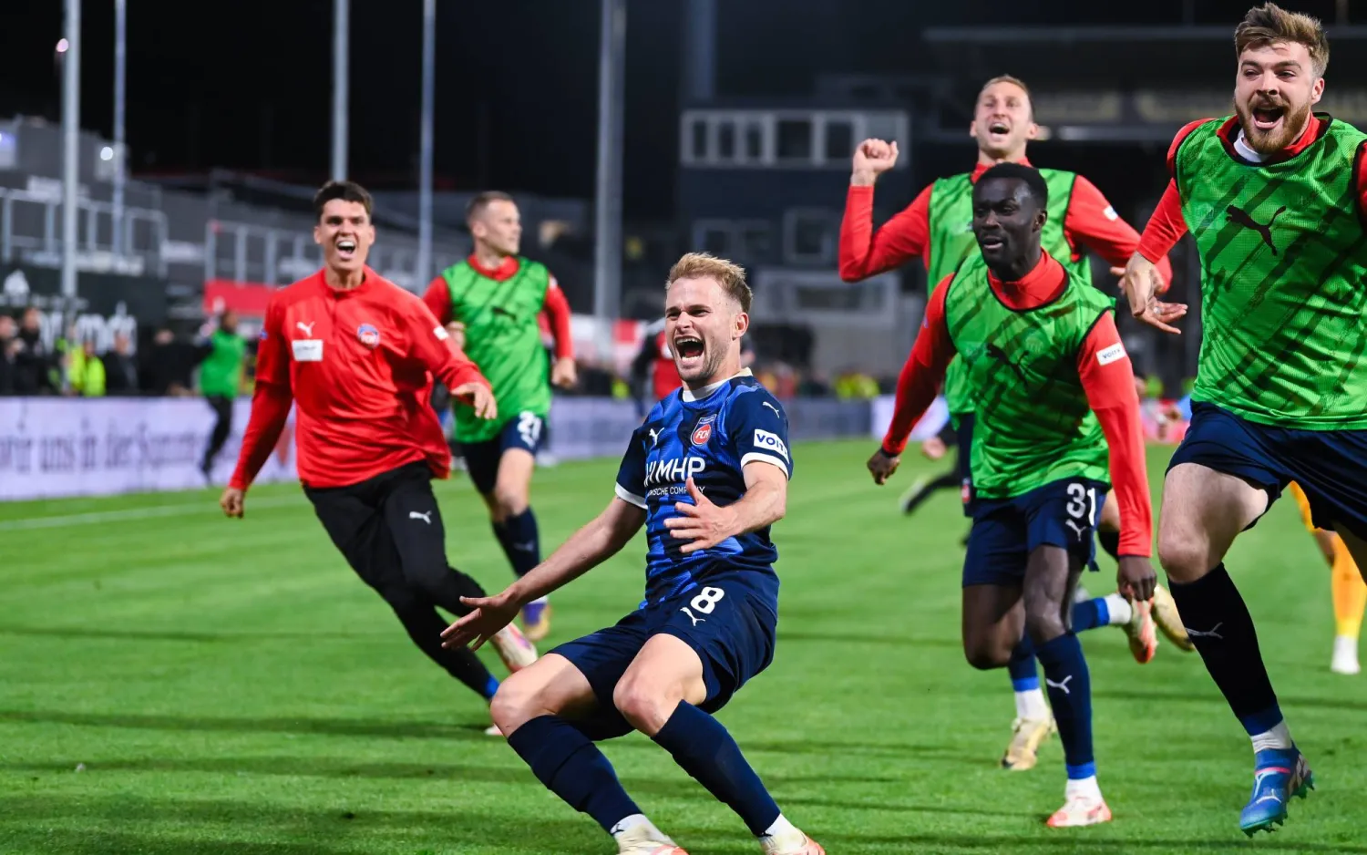 فرحة لاعبي هايدنهايم بهدف ليو سينزا القاتل في مرمى إلفيرسبيرغ (د.ب.أ)