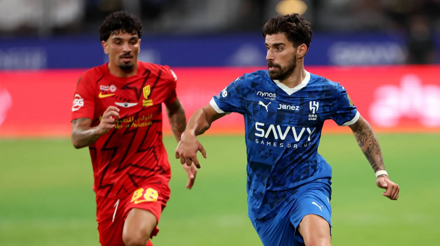 نيفيز لاعب الهلال في تنافس على الكرة مع لاعب القادسية (تصوير: مشعل القدير) 