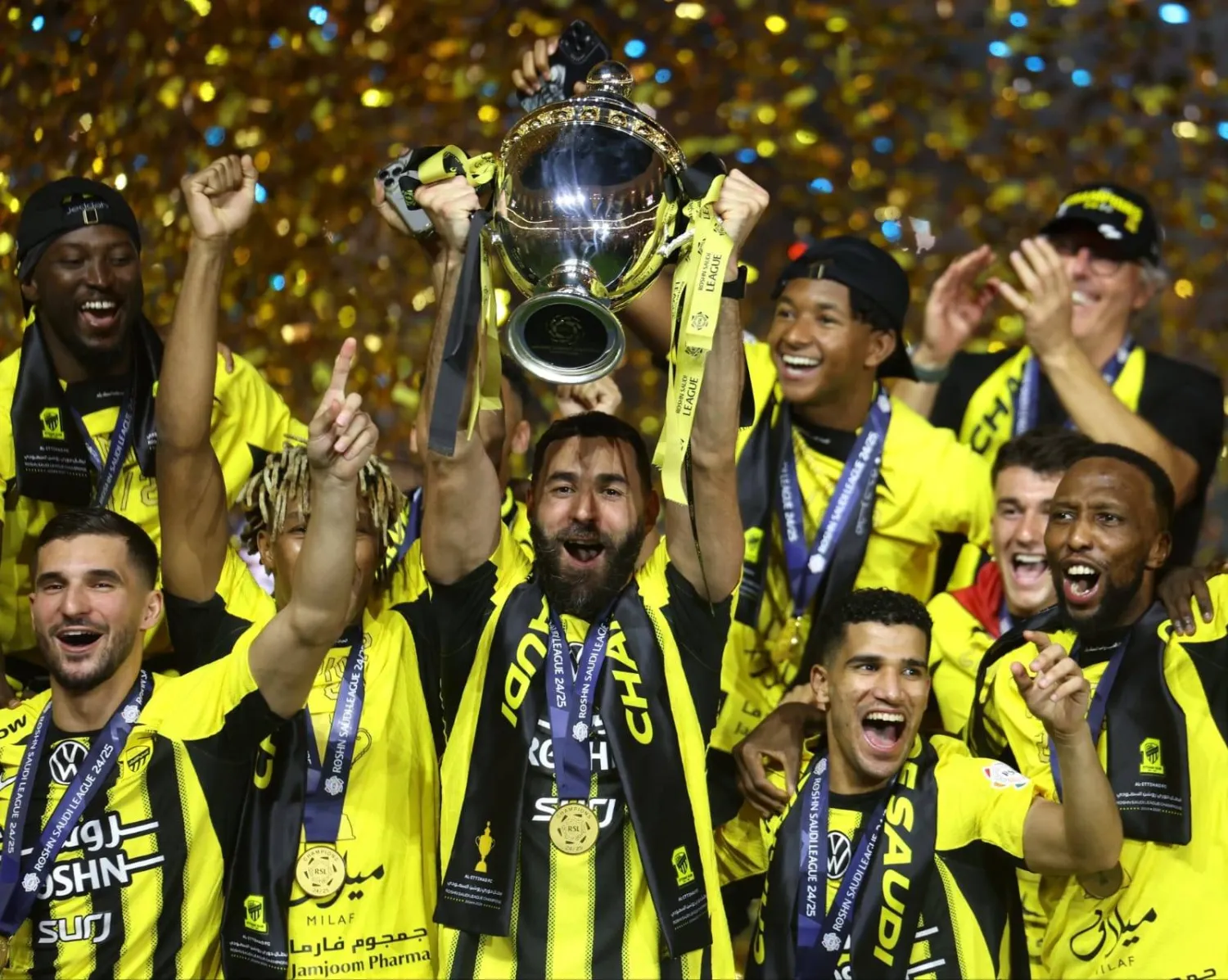 بنزيمة قائد الاتحاد يرفع كأس البطولة عاليا (دوري روشن السعودي)