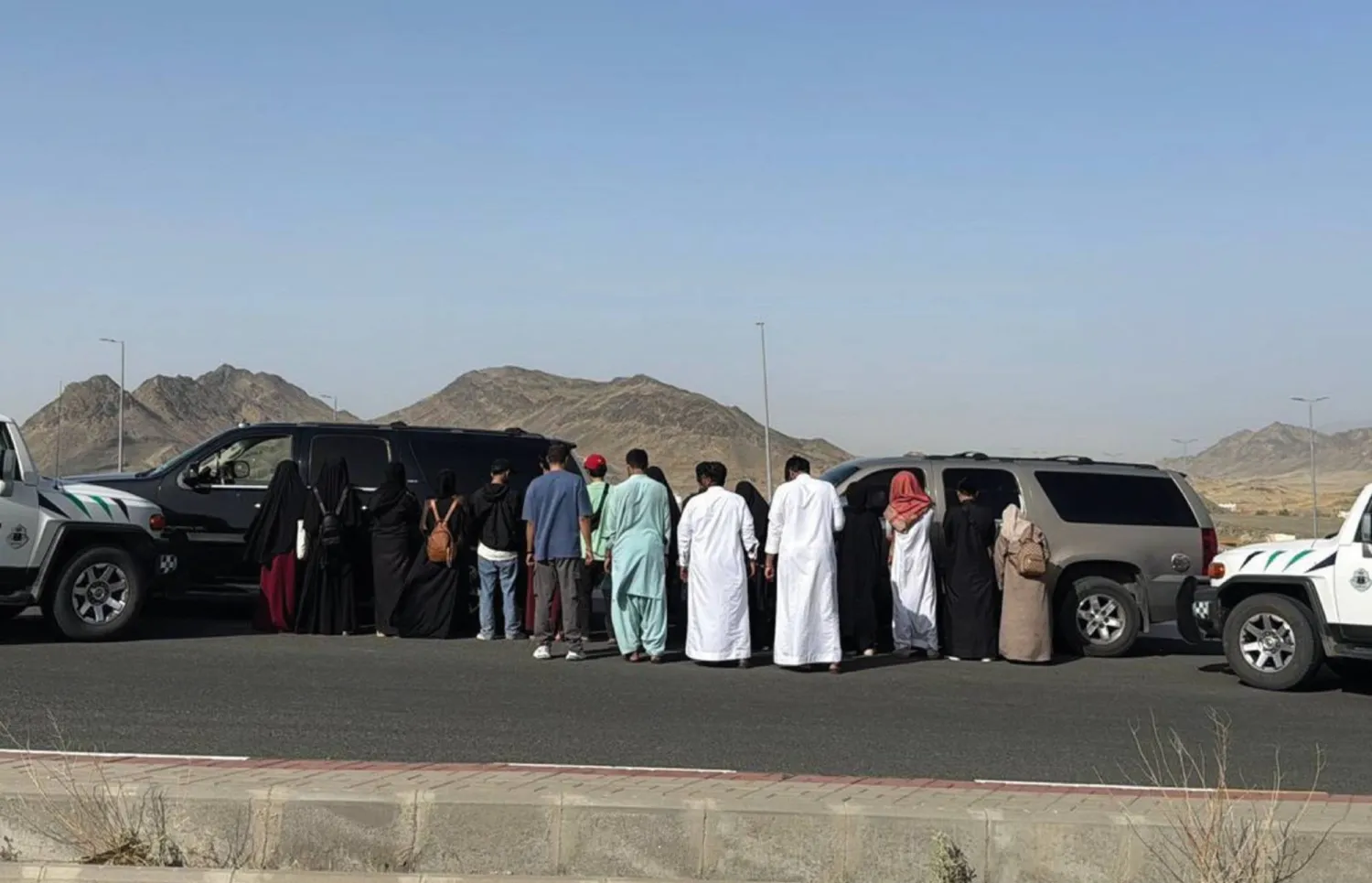 مخالفون لأنظمة الحج بعد ضبطهم في طريقهم إلى مكة المكرمة (الأمن العام)