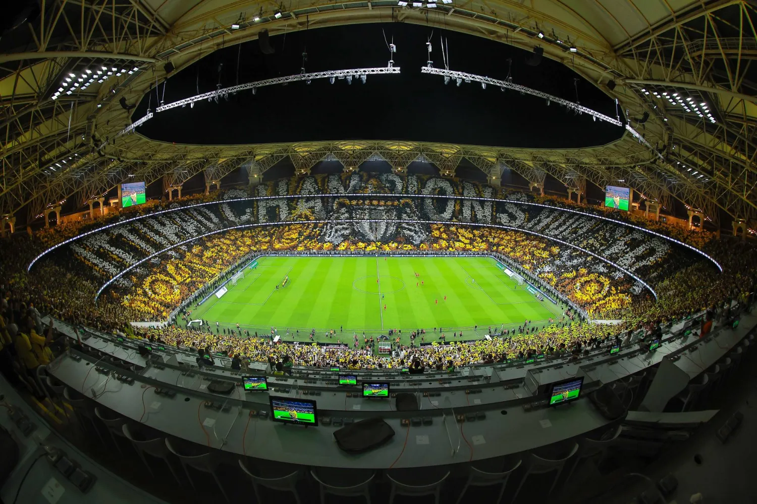 تيفو جماهير الاتحاد في مدرجات ملعب الجوهرة (تصوير: محمد المانع) 