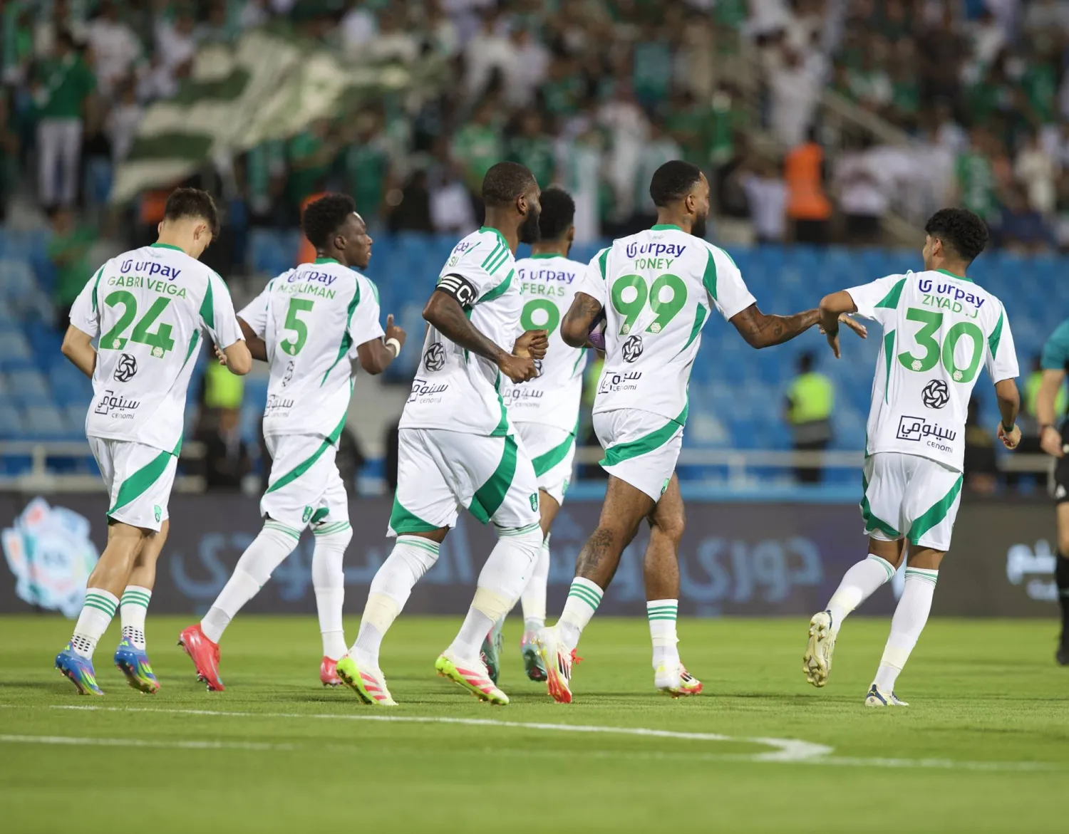 لاعبو الأهلي يحتفلون بهدف الفوز على الرياض (تصوير: نايف العتيبي)