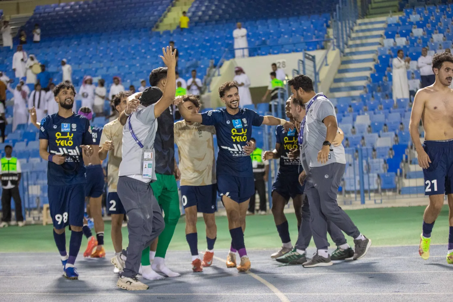 لاعبو الأخدود يحتفلون بالبقاء في دوري المحترفين (تصوير: عيسى الدبيسي)