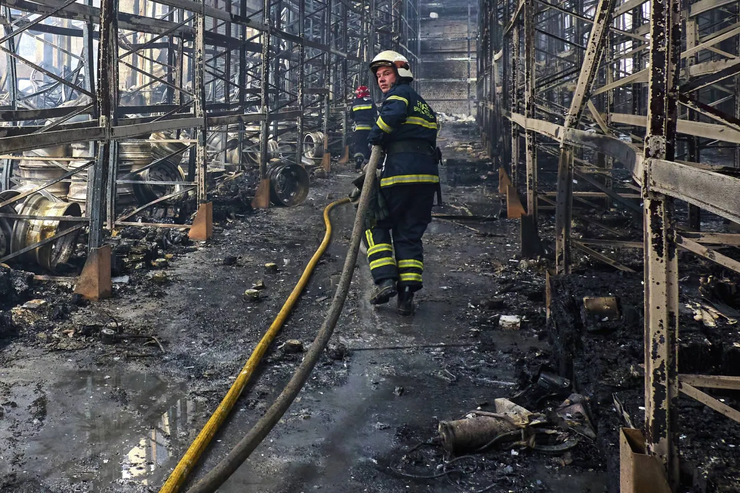 أضرار ألحقها قصف روسي في خاركيف الأوكرانية (إ.ب.أ)