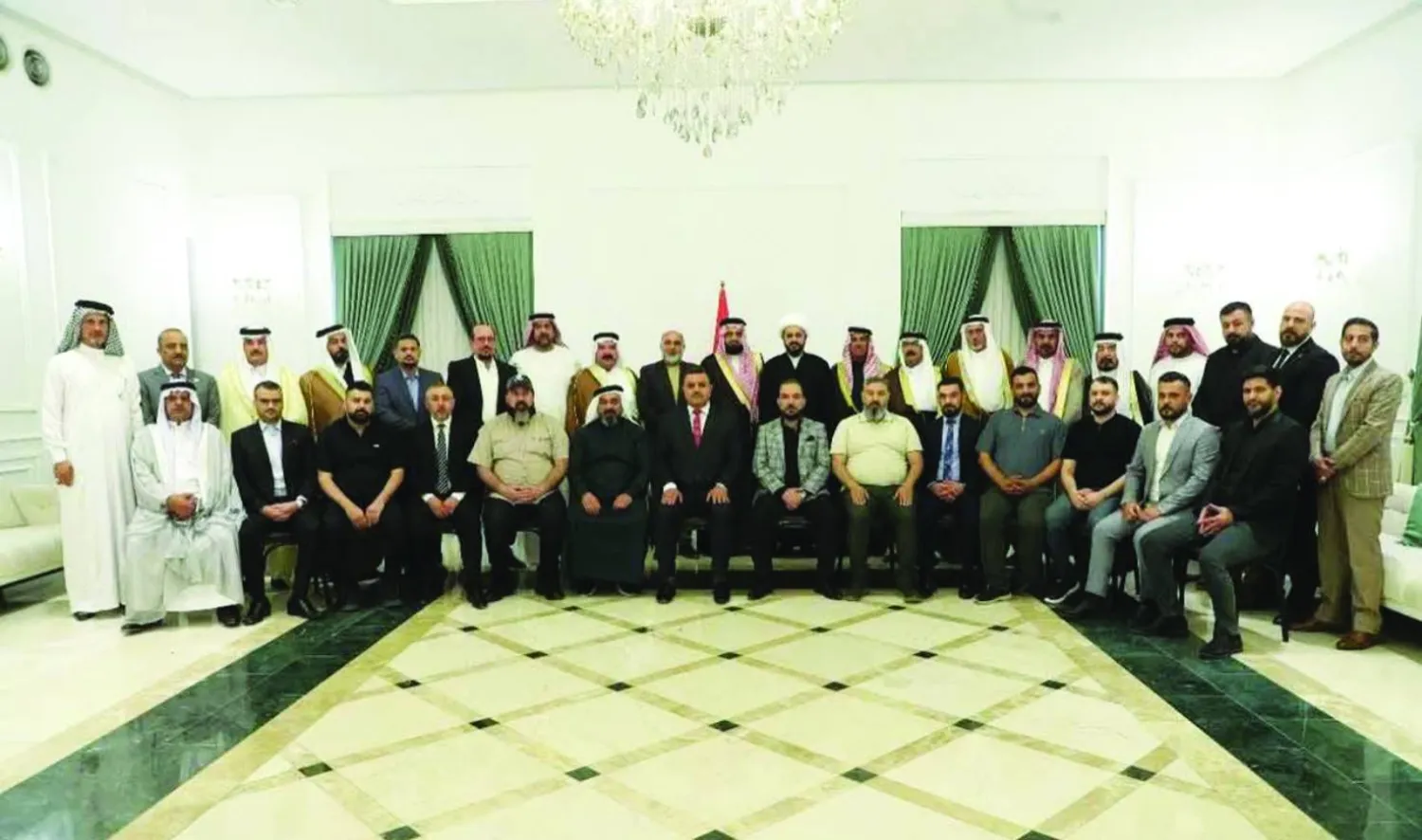 
قيس الخزعلي مع شخصيات من تكريت (إكس)