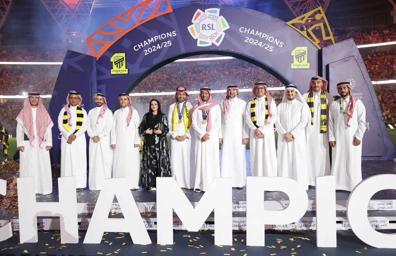 إدارة نادي الاتحاد لحظة التتويج باللقب (تصوير: عدنان مهدلي)