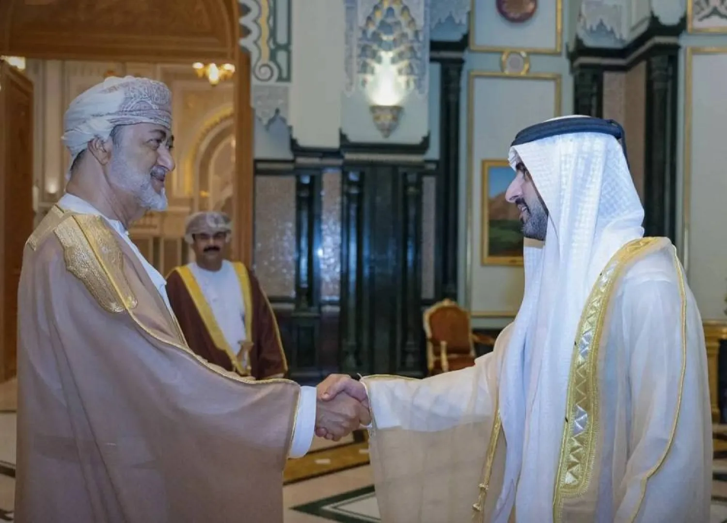 Oman’s Sultan Haitham bin Tarik meets with Sheikh Hamdan bin Mohammed bin Rashid Al Maktoum, Crown Prince of Dubai, Deputy Prime Minister, and Minister of Defense in the United Arab Emirates (UAE), in Muscat on Monday. (WAM)