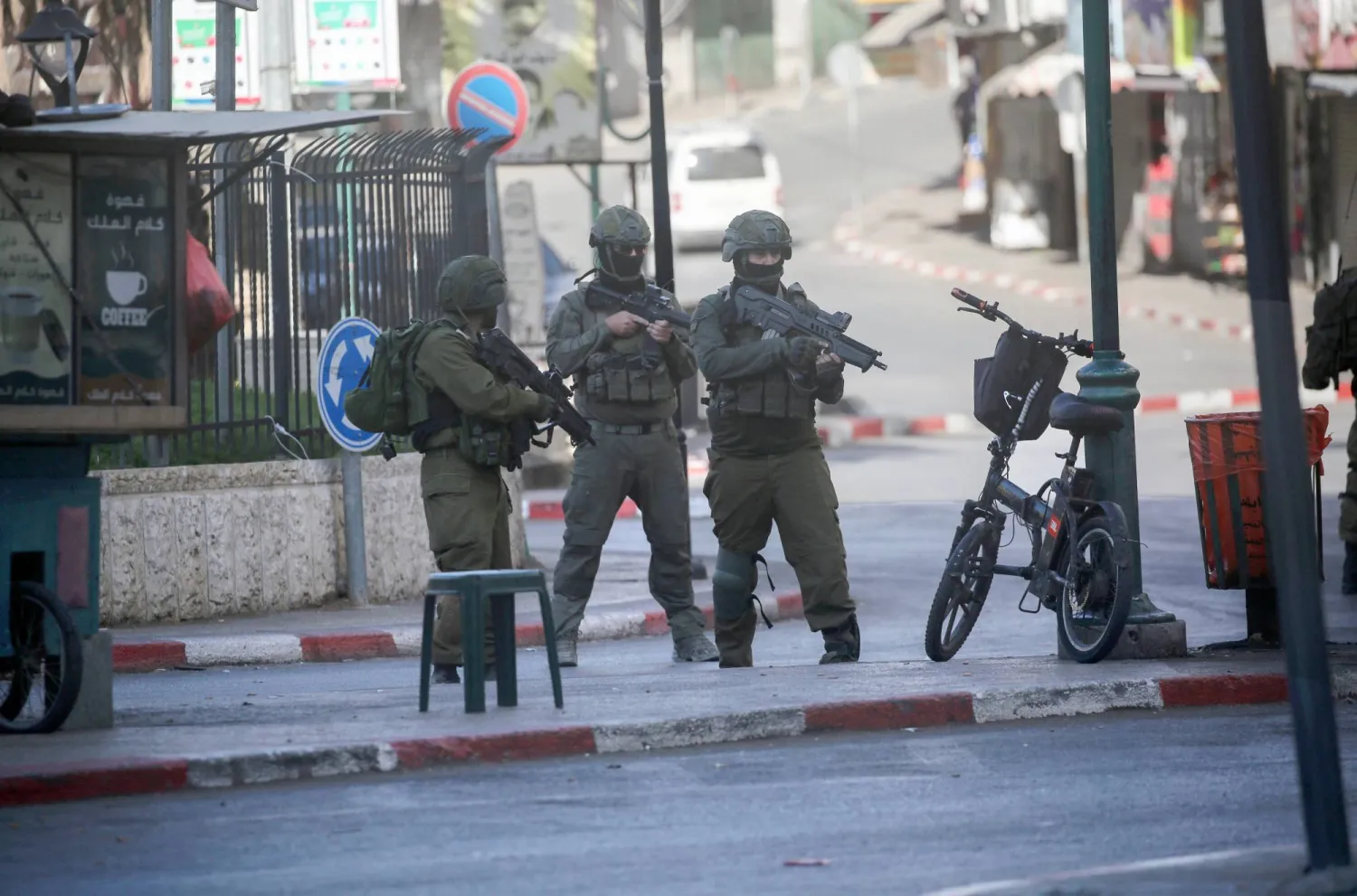 دورية راجلة لجنود من الجيش الإسرائيلي في مدينة نابلس بالضفة الغربية (د.ب.أ)