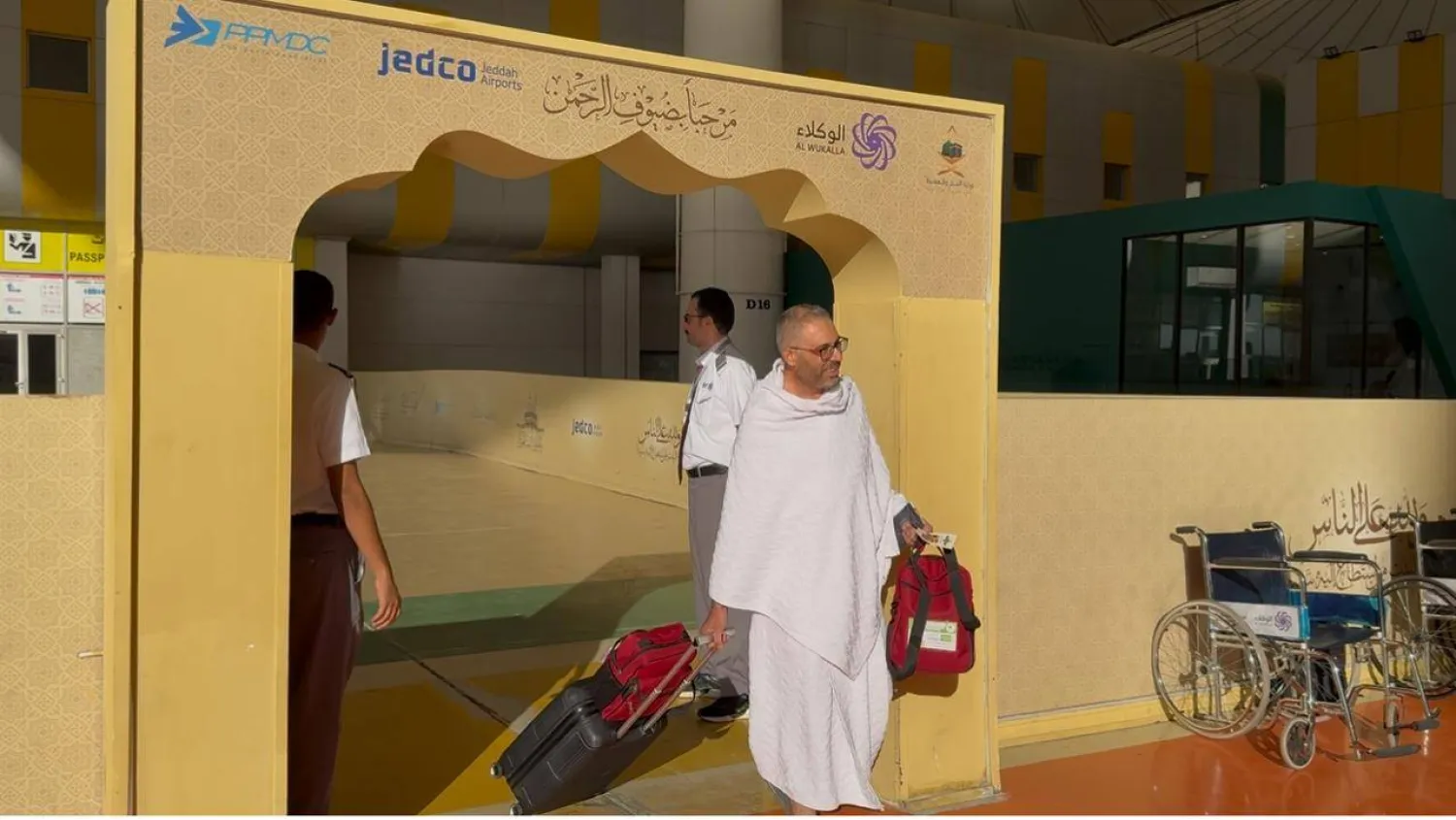 ابتسامة غامرة تعلو وجه حجاج سوريا القادمين من مطار دمشق (الشرق الأوسط)