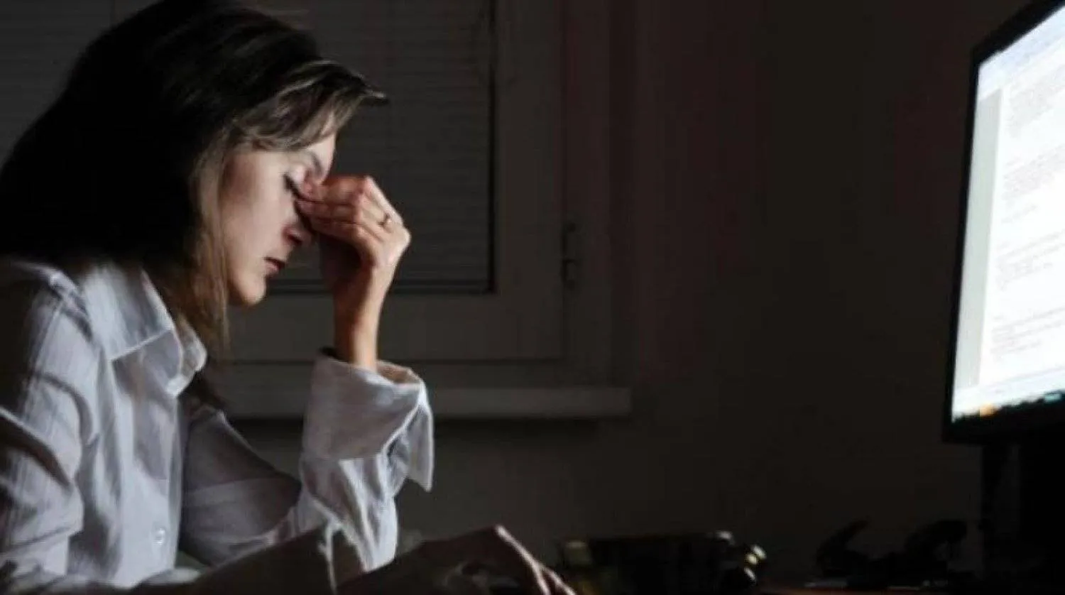 بعض العادات اليومية تستنزف طاقتنا تدريجياً (أ.ف.ب)