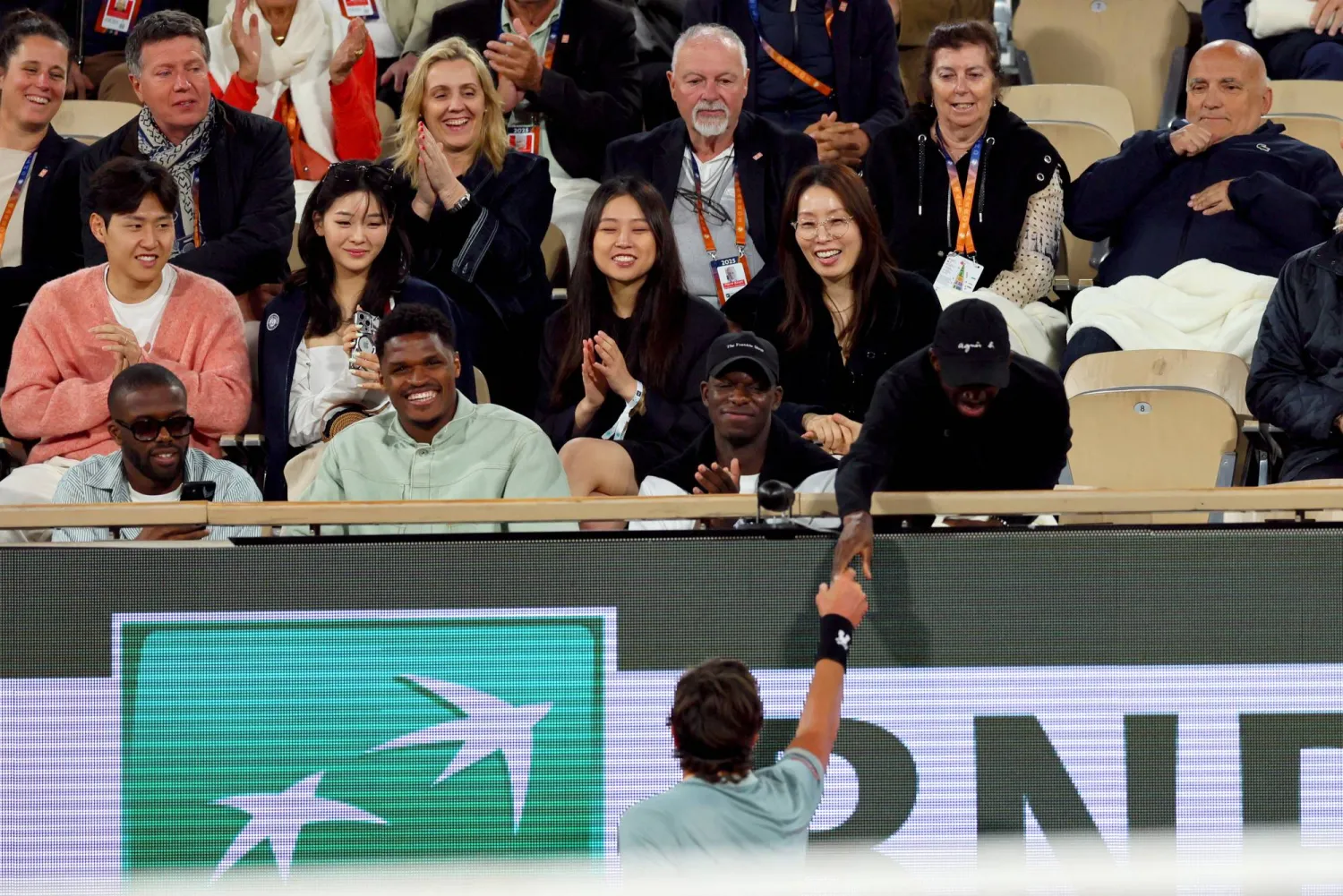 عثمان ديمبيلي خلال حضوره «رولان غاروس» (رويترز)