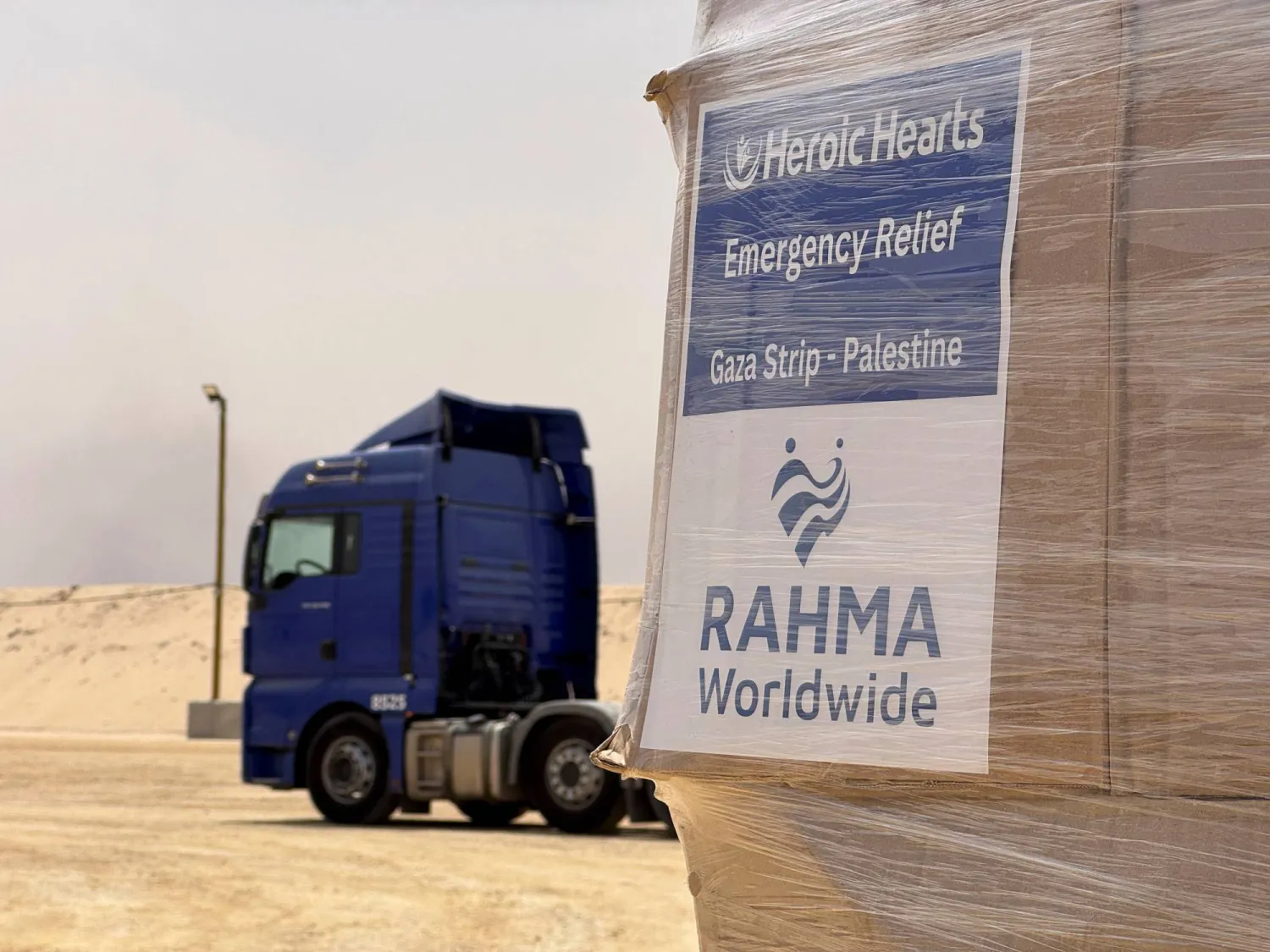 منشورات لجمعية «رحمة العالمية» على صندوق مساعدات حيث أعلنت مؤسسة «غزة الإنسانية» عن بدء عمليات توزيع المساعدات في رفح (رويترز)