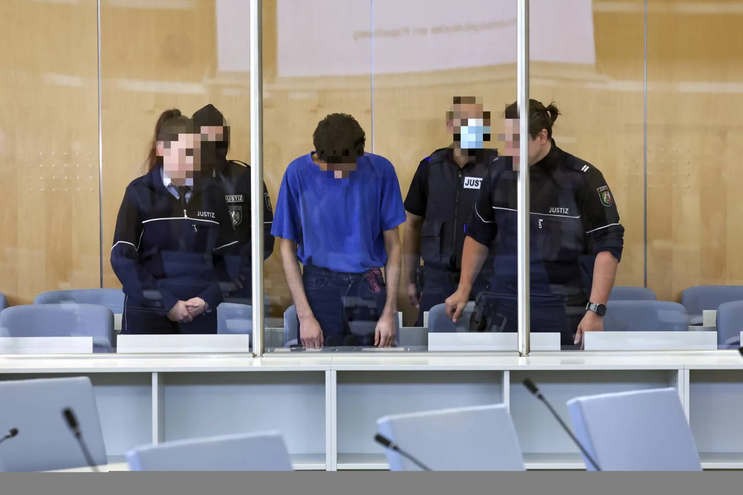 يحضر المتهم «عيسى الحسن» (وسط) بدء محاكمته بشأن هجوم السكين في مهرجان مدينة زولينغن في المحكمة الإقليمية العليا في دوسلدورف بألمانيا في يوم 27 مايو 2025 (إ.ب.أ)
