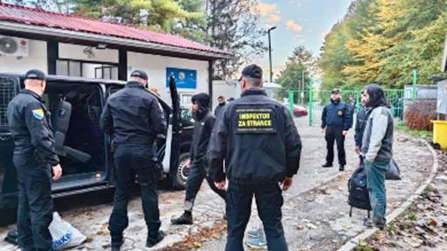 ضباط يقومون بمداهمة «معسكر بلازوج» بحثاً عن مواد وأسلحة غير قانونية في عام 2023 (متداولة)