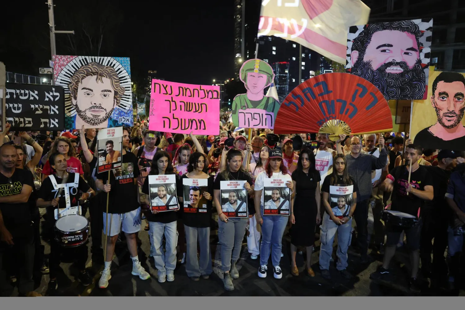 عائلات الرهائن الإسرائيليين المحتجزين لدى «حماس» يشاركون في احتجاج يطالب بإتمام صفقة الرهائن بين إسرائيل والحركة (إ.ب.أ)