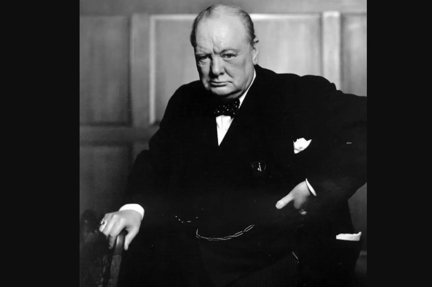 صورة شهيرة لرئيس الوزراء البريطاني ونستون تشرشل التقطها المصور يوسف كارش في عام 1941 (المعرض الوطني البريطاني)