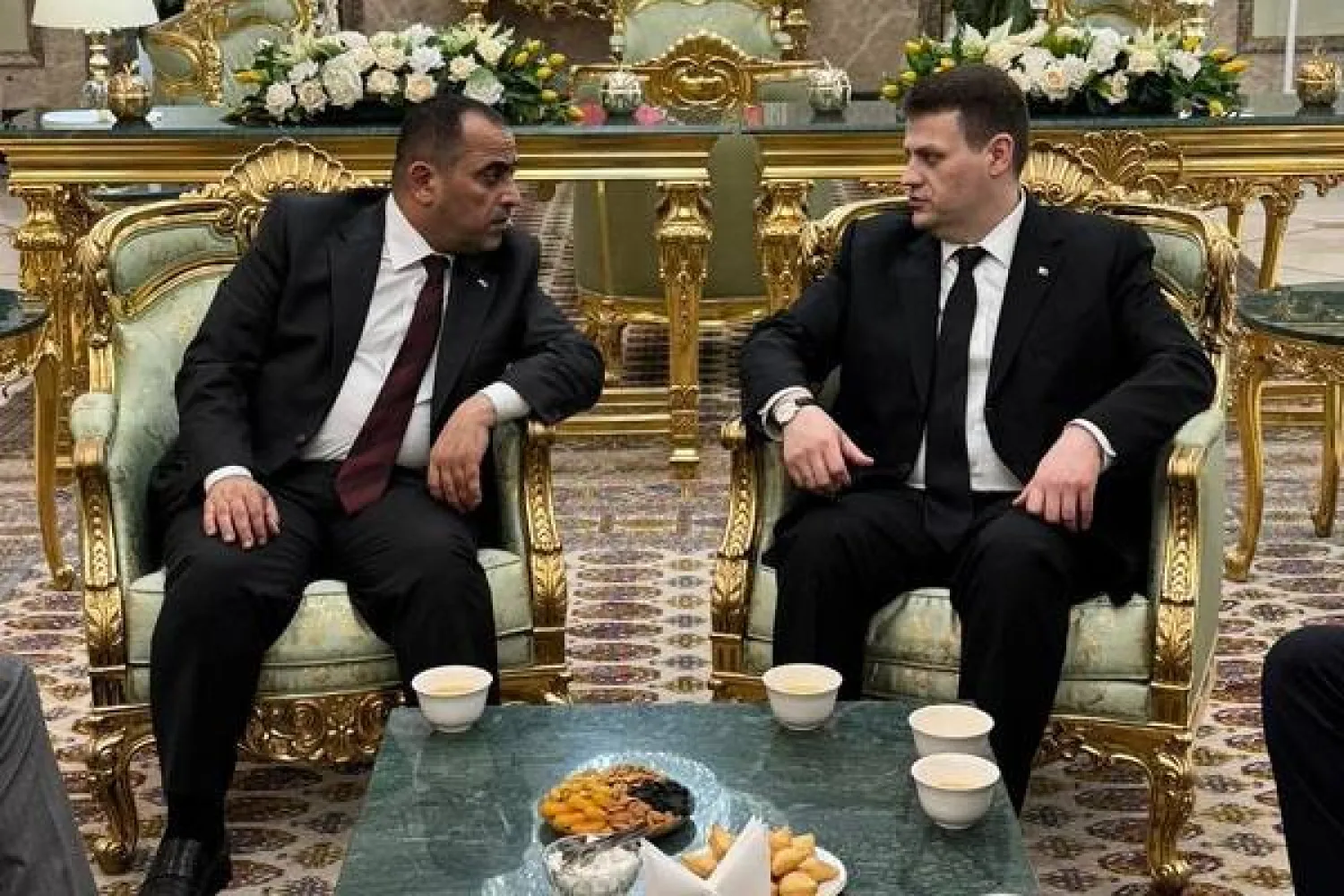 وزير الكهرباء العراقي زياد علي فاضل (يسار) مع مسؤول تركمانستاني لتسريع إمدادات الغاز (موقع وزارة الكهرباء)