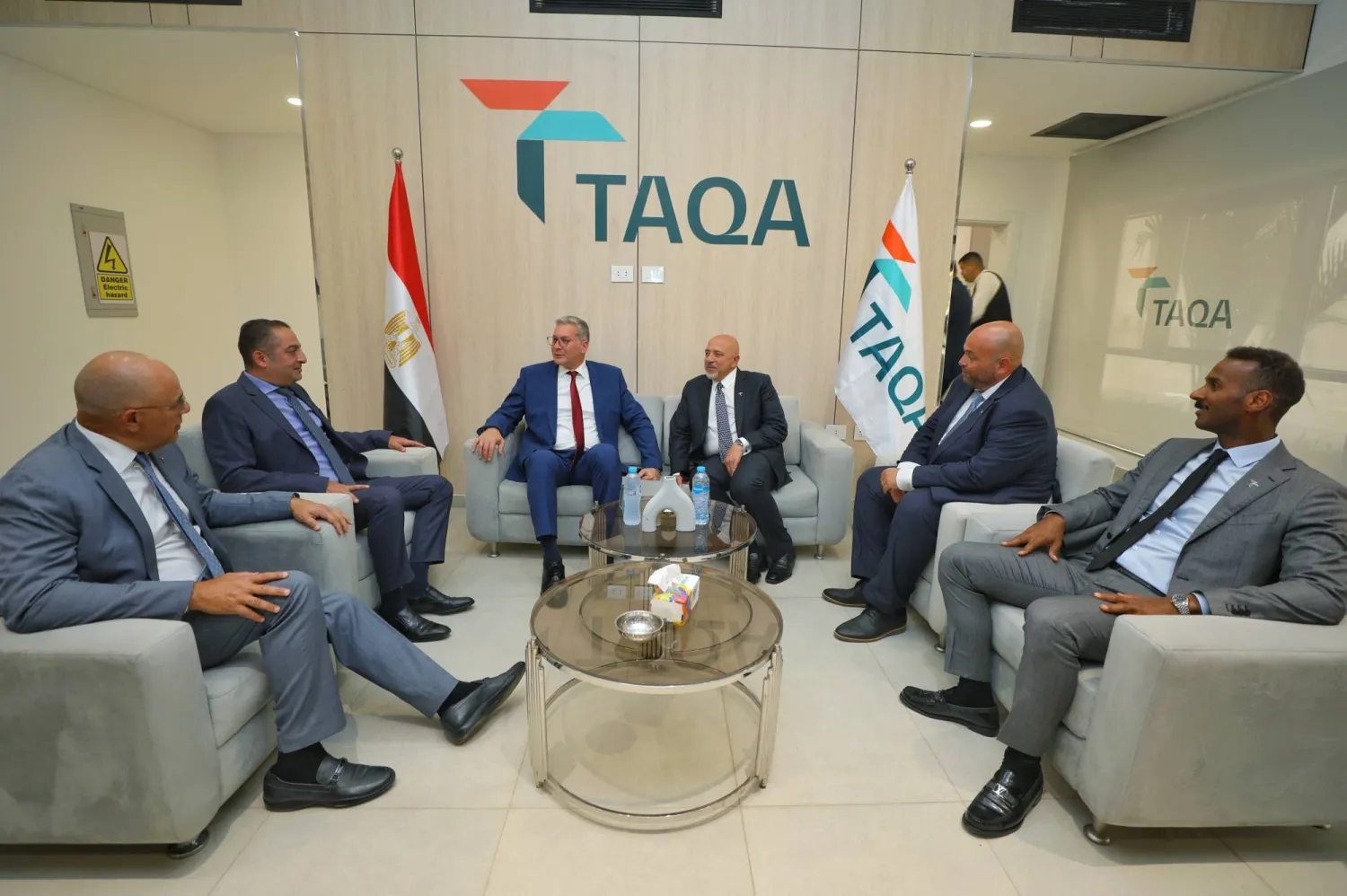 وزير البترول المصري خلال لقائه قيادات شركة طاقة السعودية (وزارة البترول المصرية)