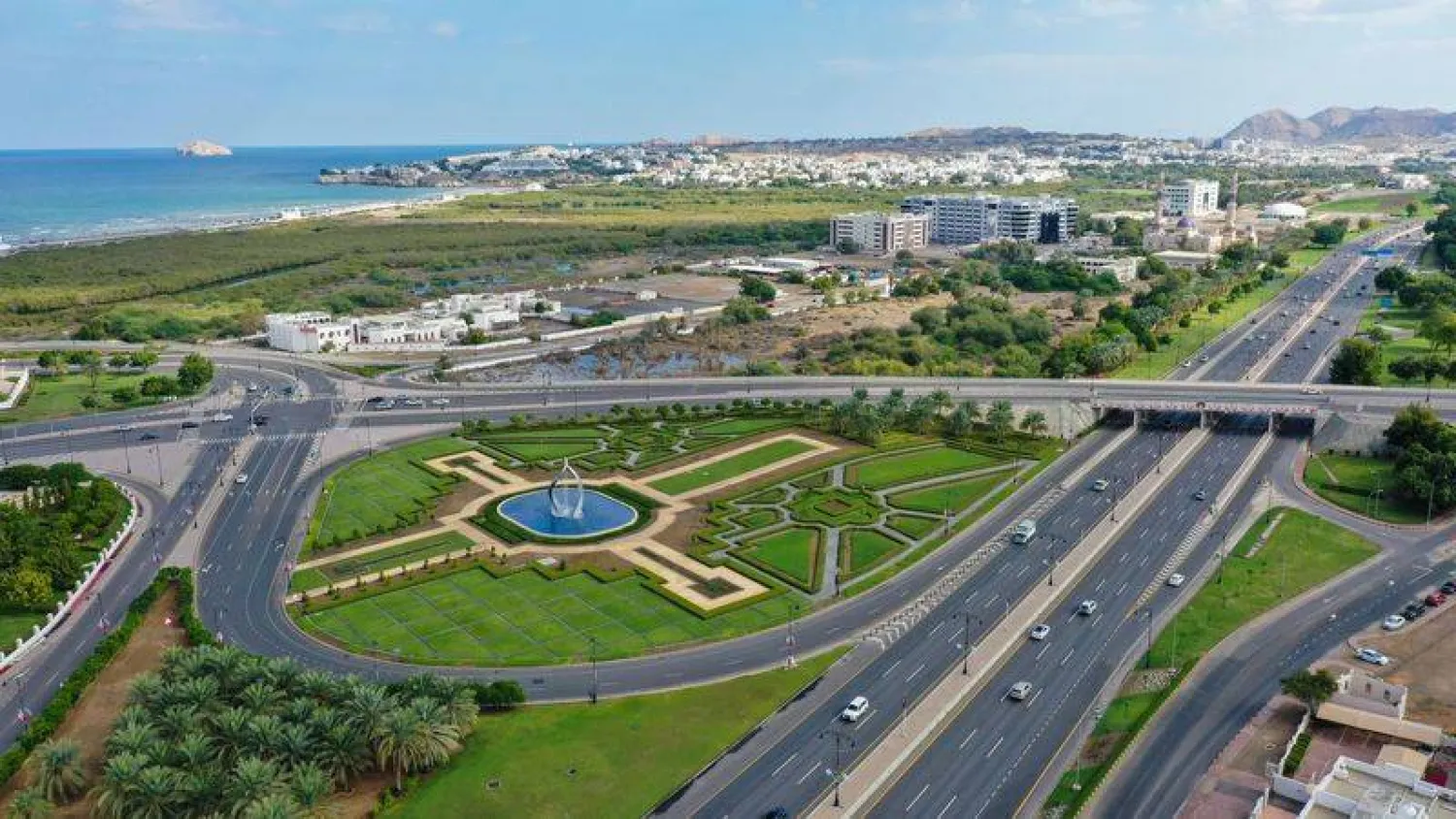 منظر عام لمدينة مسقط (رويترز)