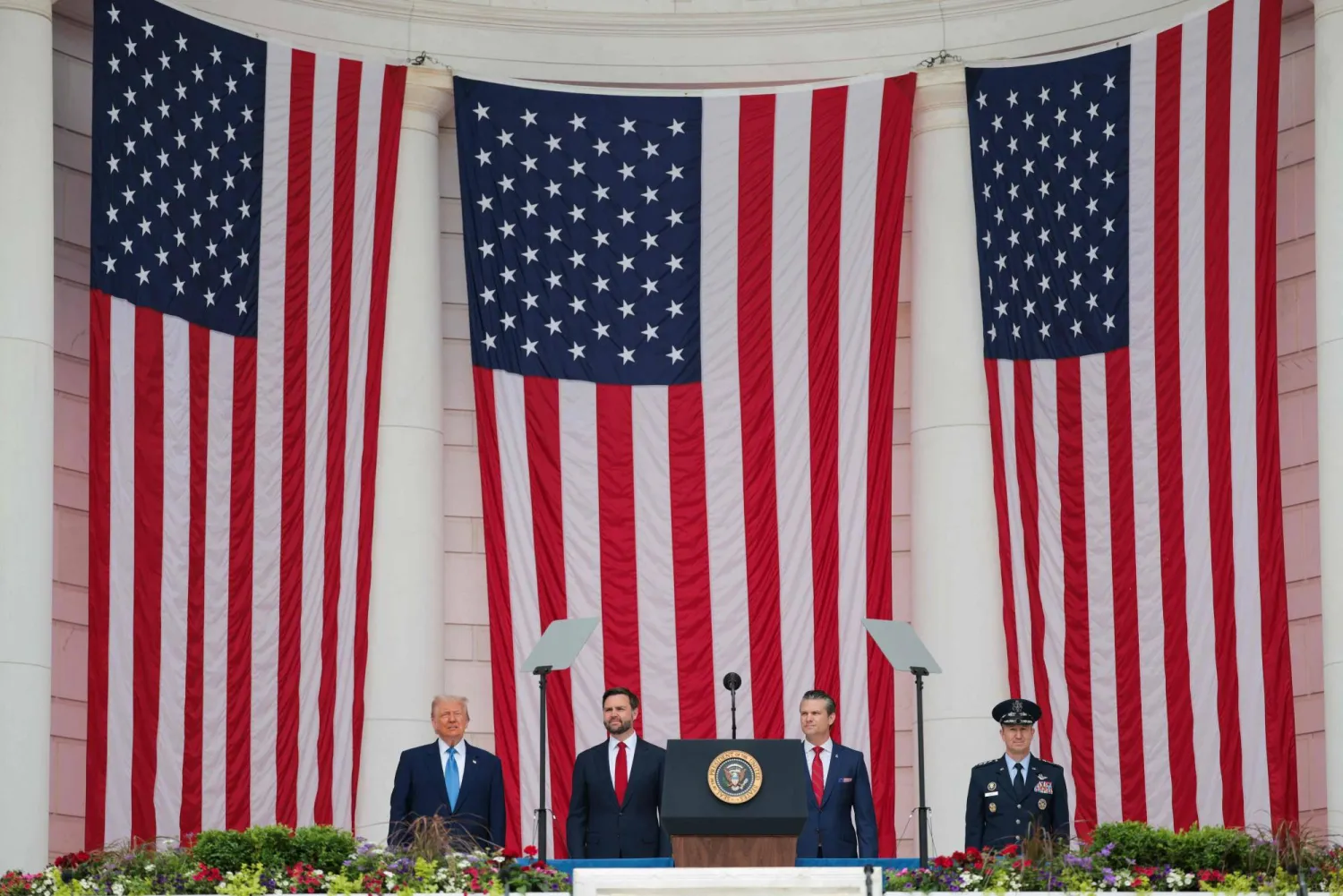 الرئيس الأميركي دونالد ترمب ونائب الرئيس جيه دي فانس ووزير الدفاع بيت هيغسيث واللواء تريفور بريدينكامب القائد العام لقوة المهام المشتركة خلال حفل وضع إكليل الزهور في يوم الذكرى في المدرج التذكاري بالمقبرة الوطنية في أرلينغتون (فيرجينيا) 26 مايو 2025 (أ.ف.ب)