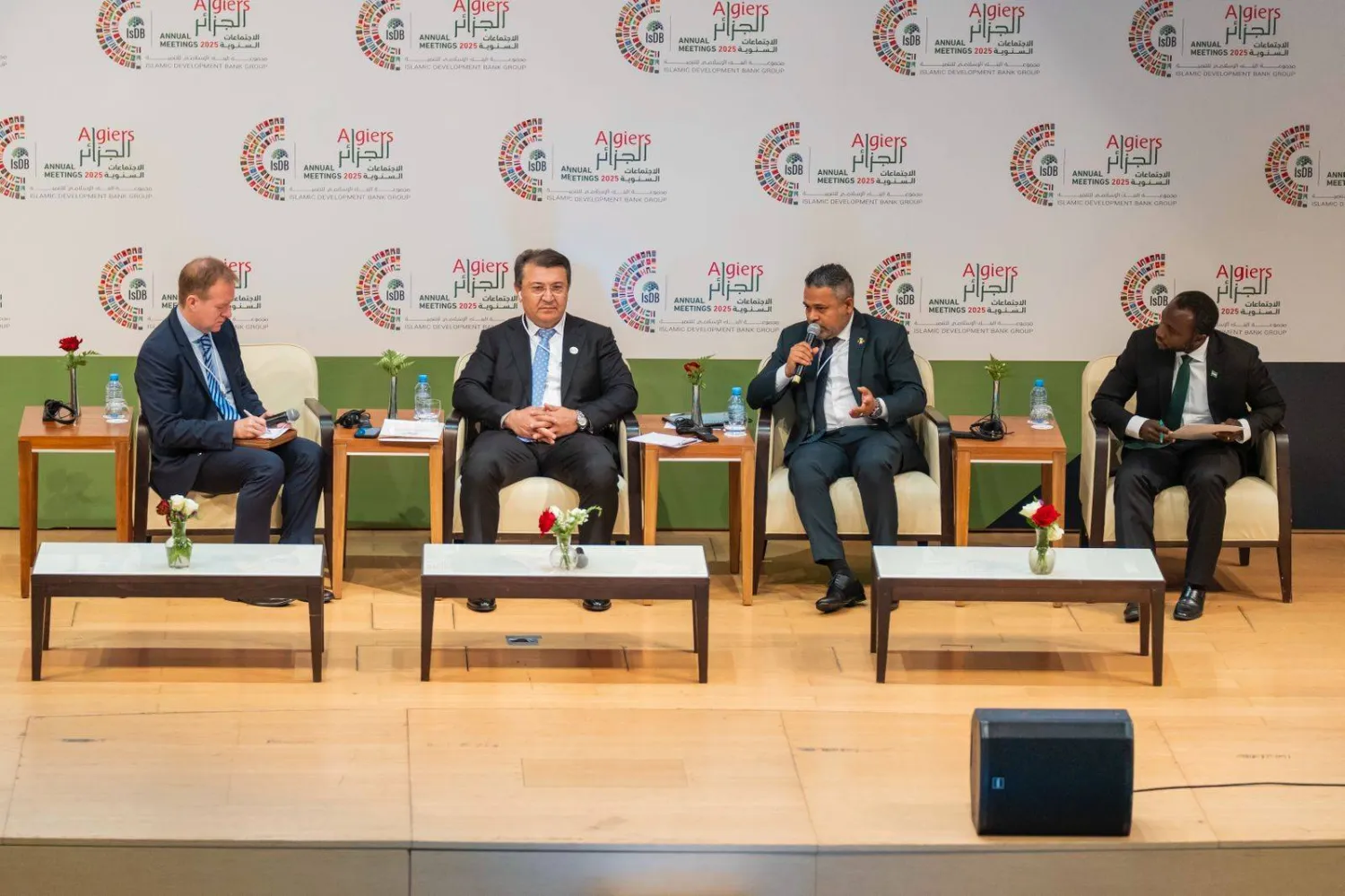 وزير الثروة السمكية والموارد البحرية في جزر المالديف مشاركاً في إحدى جلسات اجتماعات مجموعة البنك الإسلامي للتنمية بالجزائر (الشرق الأوسط)
