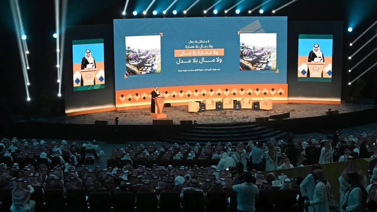 الأمير تركي بن طلال بن عبد العزيز متحدثًا للحضور (الشرق الأوسط)