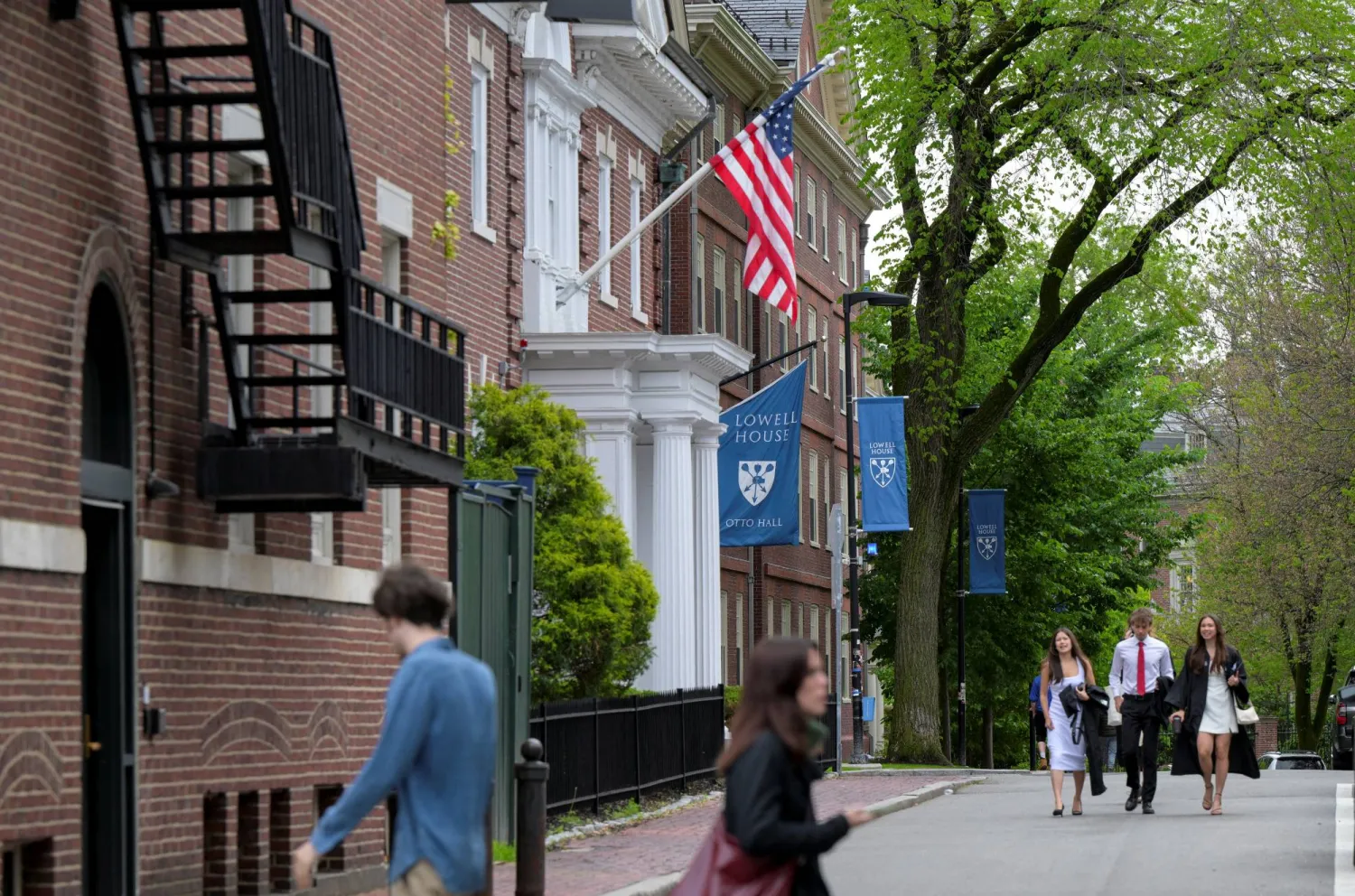 طلاب يتجولون في حرم جامعة «هارفارد» بكامبريدج بماساتشوستس (رويترز)