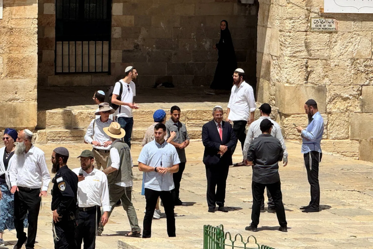 وزير الأمن القومي الإسرائيلي إيتمار بن غفير في باحة المسجد الأقصى... الاثنين (رويترز)