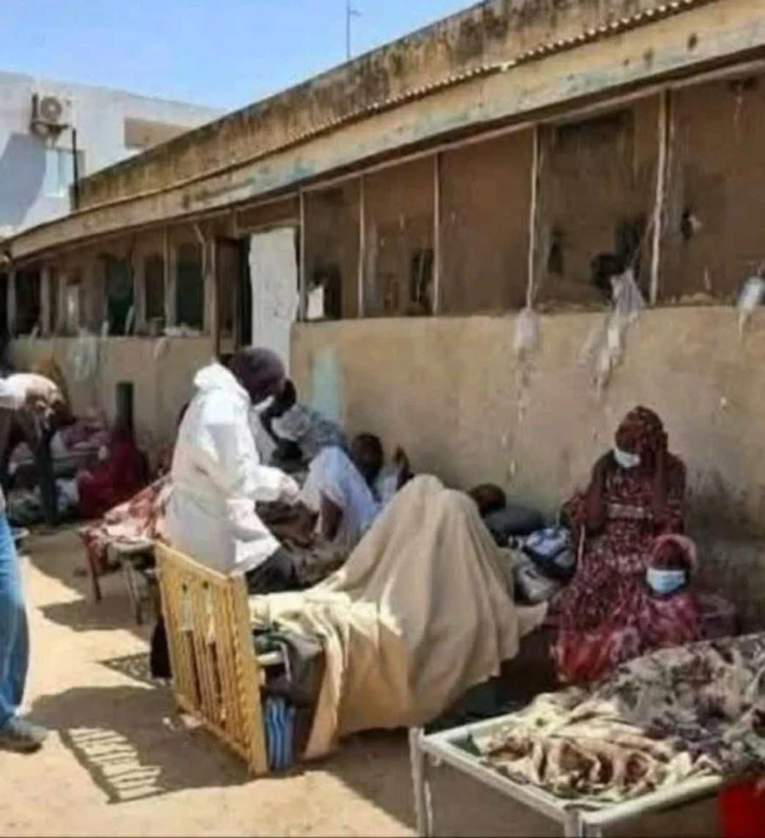 مصابون بالكوليرا ينتظرون العلاج في فناء أحد المستشفيات (فيسبوك)