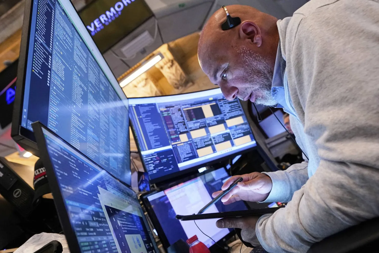 متداول يعمل في قاعة بورصة نيويورك (أ.ب)