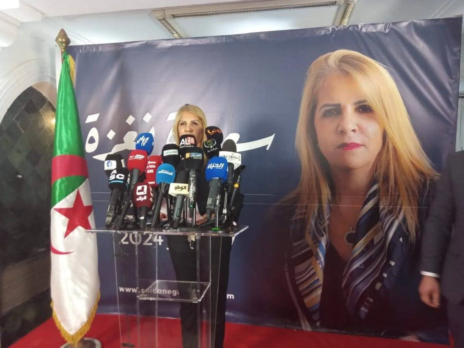 سعيدة نغزة لحظة الإعلان عن ترشحها لانتخابات الرئاسة الجزائرية (من حسابها بالإعلام الاجتماعي)